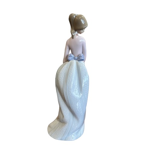 178 - Lladro. 1994 Flores de mi jardin (Basket of Love) No. 07622 figurine, excellent in good plus box wit... 