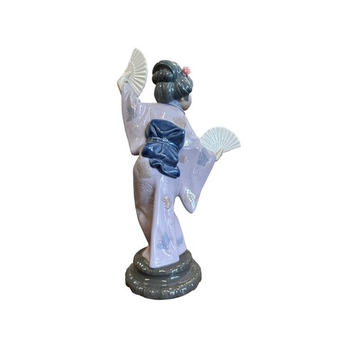 167 - Lladro. Madame Butterfly No. 4991 figurine, excellent in good incorrect No. 5202 box with packing pi... 