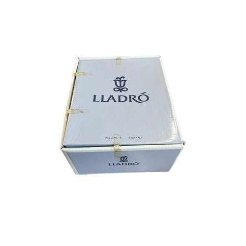 167 - Lladro. Madame Butterfly No. 4991 figurine, excellent in good incorrect No. 5202 box with packing pi... 