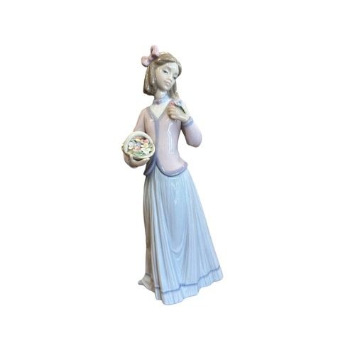 168 - Lladro. Aroma Primaveral (Innocence in Bloom) No. 7644 figurine, excellent in good plus box with pac... 