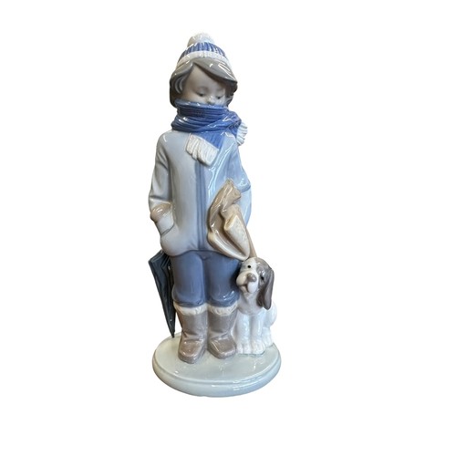 172 - Lladro. Invierno Infatil No. 5220 figurine, excellent in good box  with packing pieces.