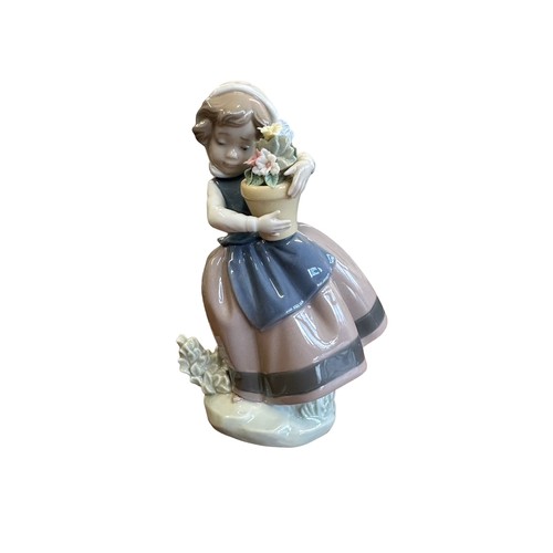 175 - Lladro. Linda con maceta (Spring is here) No. 5223 figurine, excellent in good box with packing piec... 