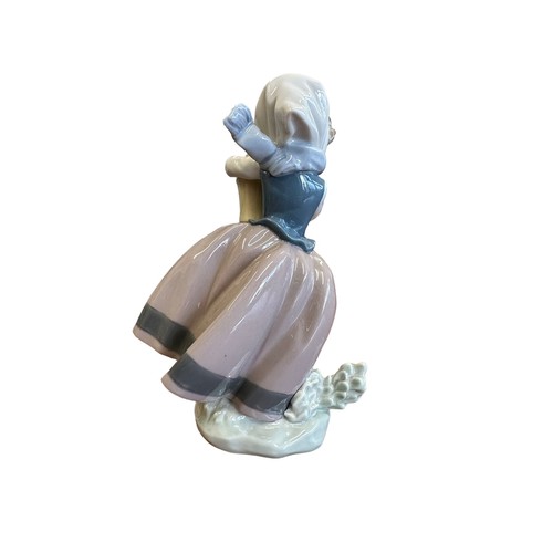 175 - Lladro. Linda con maceta (Spring is here) No. 5223 figurine, excellent in good box with packing piec... 