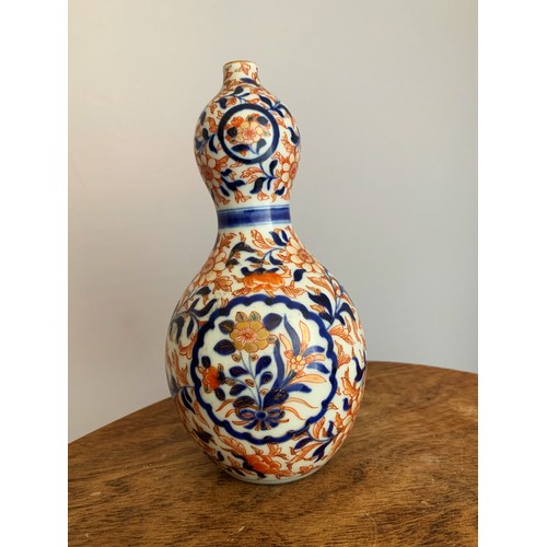 304 - Japanese Imari porcelain double gourd vase, marked in to base. Height 19.5cm.