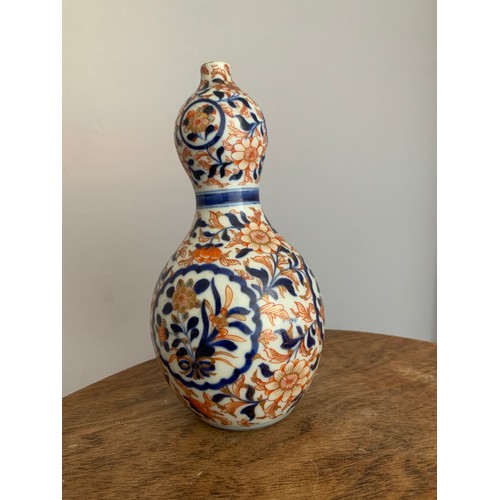 304 - Japanese Imari porcelain double gourd vase, marked in to base. Height 19.5cm.