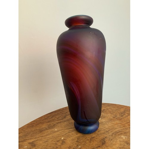 127 - Small studio glassware vase, purple / blue tones with swirling pattern. Unsigned. Height 20cm.