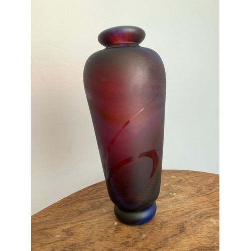 127 - Small studio glassware vase, purple / blue tones with swirling pattern. Unsigned. Height 20cm.