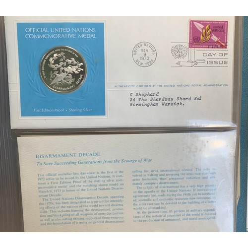 65 - United Nations – Binder containing five Official United Nations Commemorative Medal covers with Firs... 