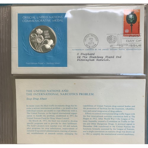 65 - United Nations – Binder containing five Official United Nations Commemorative Medal covers with Firs... 