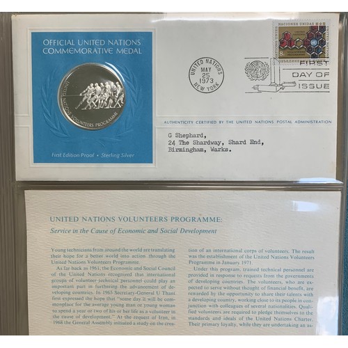 65 - United Nations – Binder containing five Official United Nations Commemorative Medal covers with Firs... 