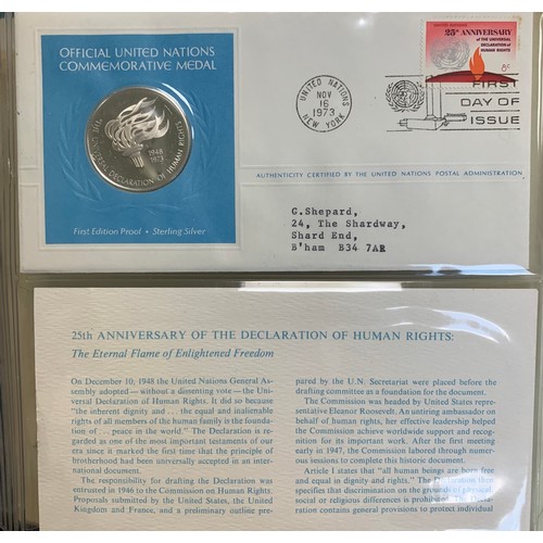 65 - United Nations – Binder containing five Official United Nations Commemorative Medal covers with Firs... 