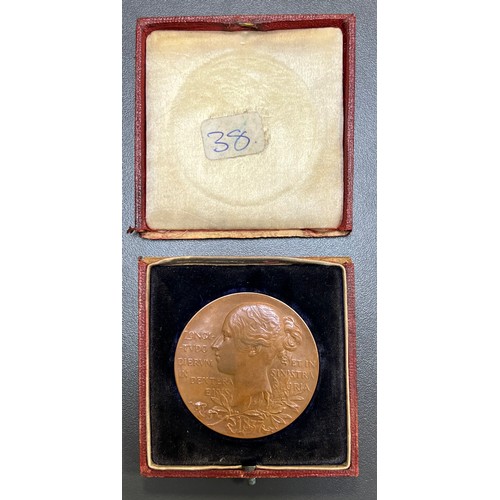 218 - Victoria Diamond Jubilee 1897 commemorative bronze medal, 56mm diameter, in presentation case (top d... 