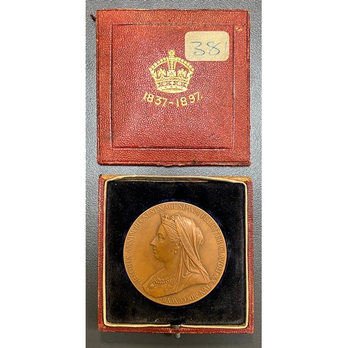 218 - Victoria Diamond Jubilee 1897 commemorative bronze medal, 56mm diameter, in presentation case (top d... 