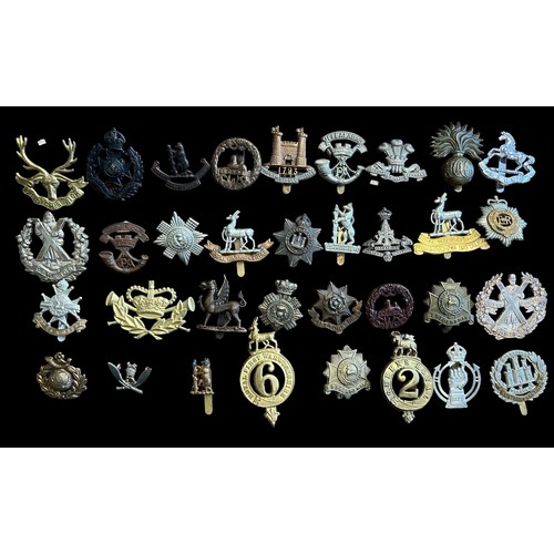 169 - Mixed lot of military cap badges etc (36), with examples of Royal First Warwickshire, The Devonshire... 