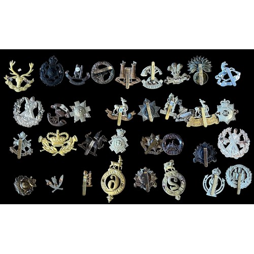 169 - Mixed lot of military cap badges etc (36), with examples of Royal First Warwickshire, The Devonshire... 