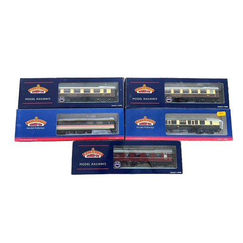 281 - Bachmann Coaches Qty 11, excellent in excellent to good plus boxes, with GWR 34-051A (2), 34-077 (2)... 