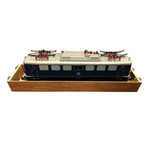 334 - LGB G gauge DB blue E10 190 Ep.III electric locomotive, excellent in excellent hinged wooden travel ... 