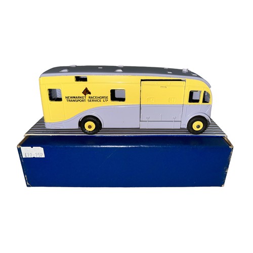 86 - Dinky Newmarket Racehorse Transporter No. 979, excellent (repainted and reproduction decals), in exc... 