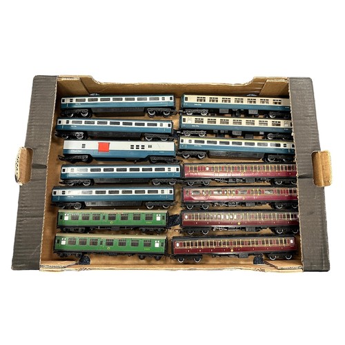 275 - OO gauge collection, generally excellent to good, mainly Hornby, with locomotives (6) including BR g... 