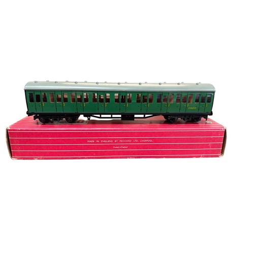 303 - Hornby Dublo. Collection of coaches, generally excellent in good plus to good boxes (Nos. 4070 and 4... 