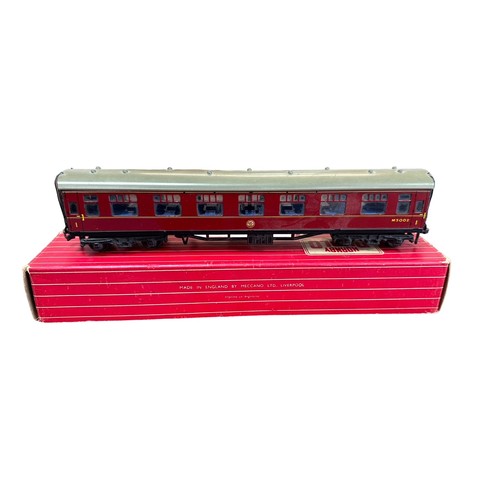 303 - Hornby Dublo. Collection of coaches, generally excellent in good plus to good boxes (Nos. 4070 and 4... 