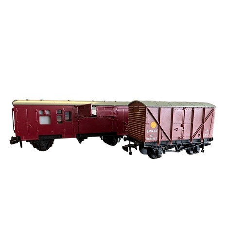 306 - Hornby Dublo. Export pair with BR maroon Horse Box with Horse No. 4465 and Banana Van No. 4451, gene... 