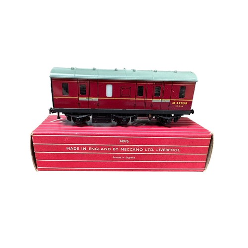 307 - Hornby Dublo collection, generally excellent in excellent boxes (where present), with BR maroon E193... 