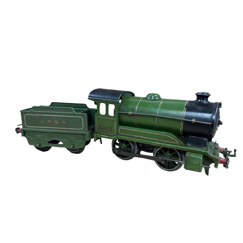 347 - Hornby O gauge clockwork with key LNER 1842 0-4-0T locomotive and LNER tender, generally good plus t... 