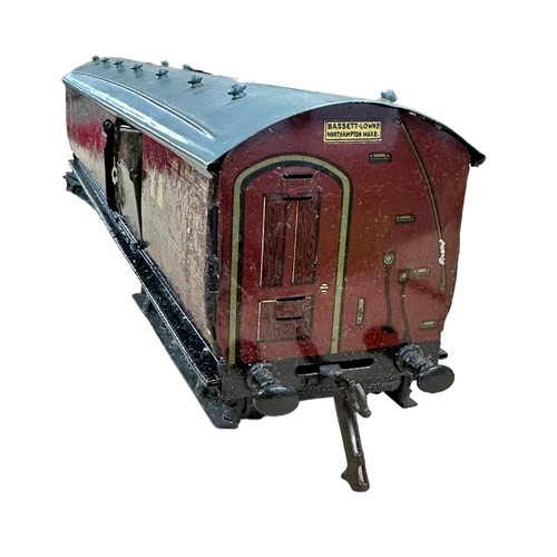 318 - Bassett Lowke O gauge Royal Mail LMS 3251 TPO tinplate coach, generally excellent to good plus. 
Con... 