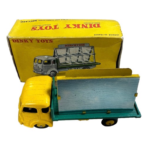 130 - French Dinky pair of trucks, generally excellent to good plus in good boxes, with Miroitier Simca Ca... 