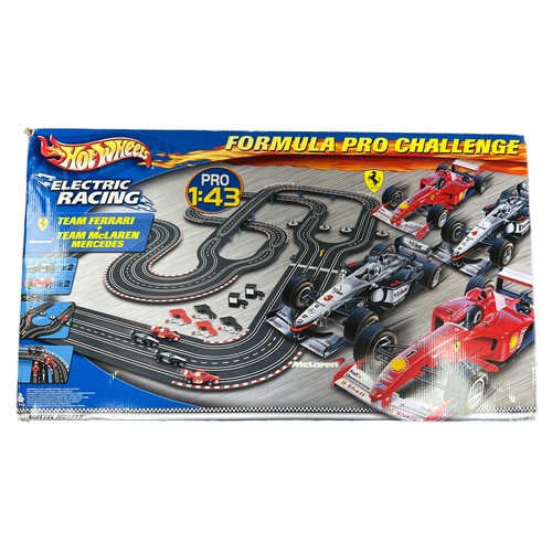 132 - Hot Wheels 1/43rd scale Formula Pro Challenge slot car set No. 371/4599D, generally excellent in goo... 