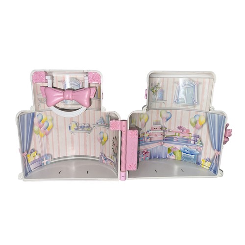 222 - Mattel Wedding Cake Doll carrier case (2005), with various miniature dolls / figures inside (16, Pol... 