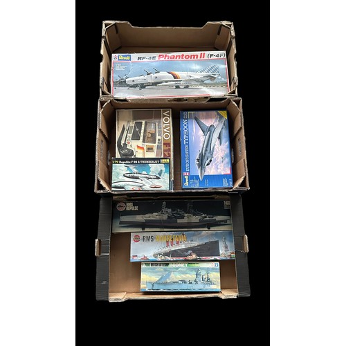 255 - 1970s onwards collection of 1/32nd to 1/600th scale unmade and part-built plastic kits, with 1/24th ... 