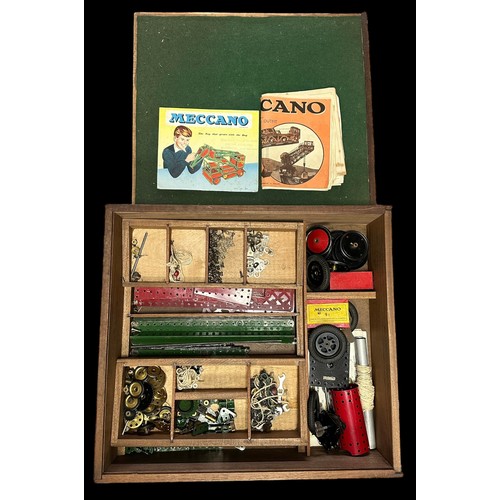 223 - Meccano collection in wooden box, green and red issue, with range of loose items, plus Meccano set N... 