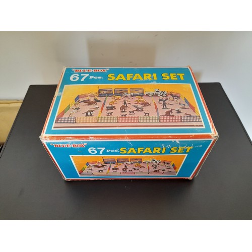 196 - Blue Box Safari, rare complete 67-piece set, approx. 1/32nd scale (similar to Britain's), generally ... 