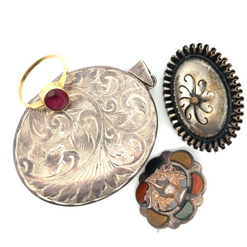 93 - A small selection of jewellery including a large silver locket (length 67mm), a white metal agate th... 