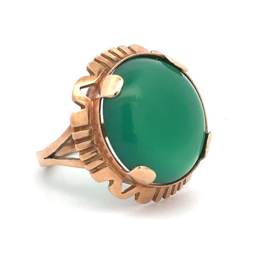 60 - A large green chalcedony dress ring with Polish hallmark for approx 14ct gold, (583). Size N/O.  Wei... 