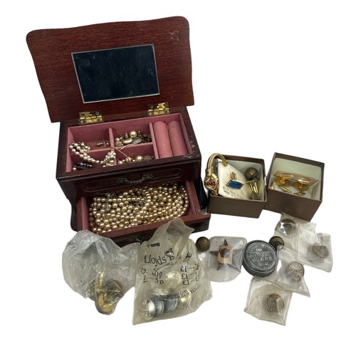 19 - A wooden jewellery box containing several imitation pearls pieces of jewellery, necklaces, earrings ... 