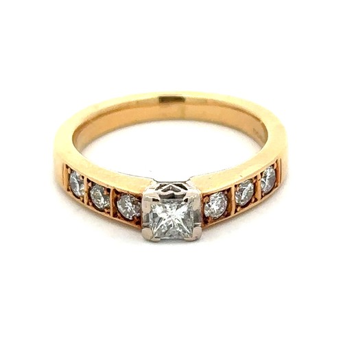 70 - A central princess cut diamond of approx 0.3ct set in hallmarked 18ct gold with round brilliant cut ... 