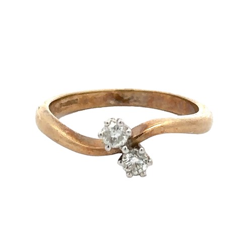 81 - A two stone diamond ring of approx 0.2ct diamond set in 9ct yellow gold, size P. Weight 2.84g.

Plea... 