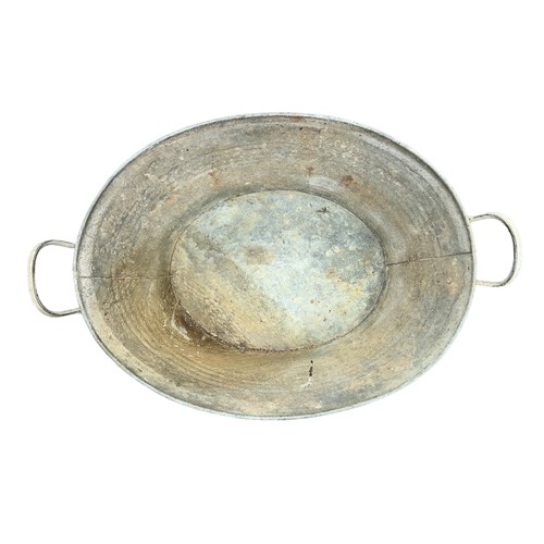 341 - Oval galvanised tin bath with handles, approx. size Diameter: 63cm/25 inches, generally good plus to... 