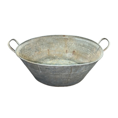 341 - Oval galvanised tin bath with handles, approx. size Diameter: 63cm/25 inches, generally good plus to... 