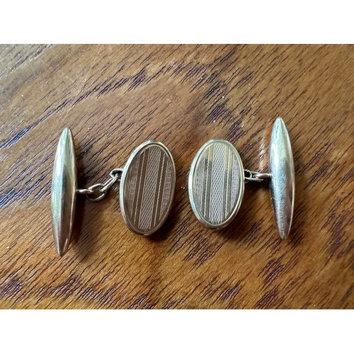 20 - A pair of 9ct gold cufflinks with engine turned pattern. Chester hallmarks.

Please see the buyer's ... 