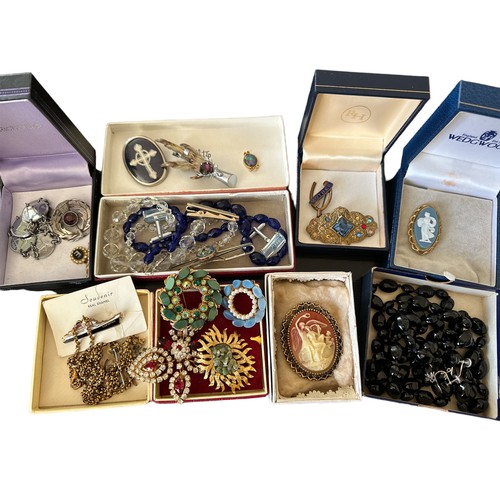 18 - Several items of costume jewellery, a couple of pieces missing stones.
Please see the buyer's terms ... 