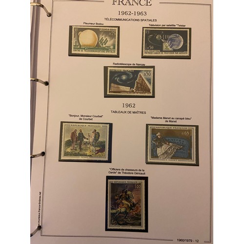 38 - France middle to modern M and U collection in two binders with a good range of commem sets and issue... 