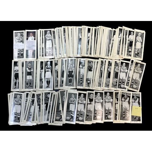 386 - Topical Times Footballers large (260+), generally in good to very good condition, mainly black and w... 