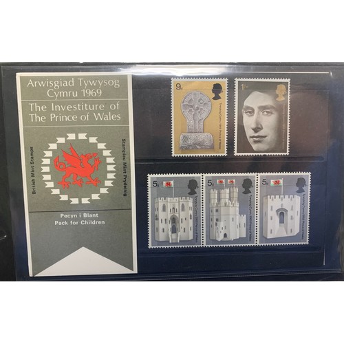 111 - Great Britain 1964-1970 collection of UM presentation packs in binder including Shakespeare Festival... 