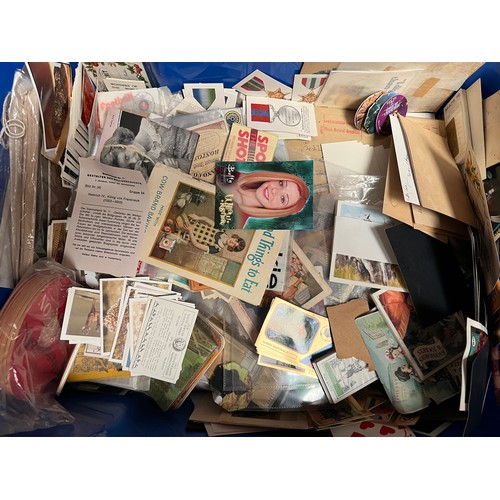 361 - Large trade card accumulation in 4 large boxes (2 of which are fruit trays), in mixed condition but ... 