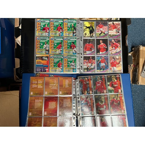 361 - Large trade card accumulation in 4 large boxes (2 of which are fruit trays), in mixed condition but ... 