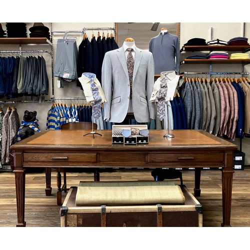 24 - Heaphys is your go-to independent menswear retailer established in Warwick for almost 40 Years. Use ... 